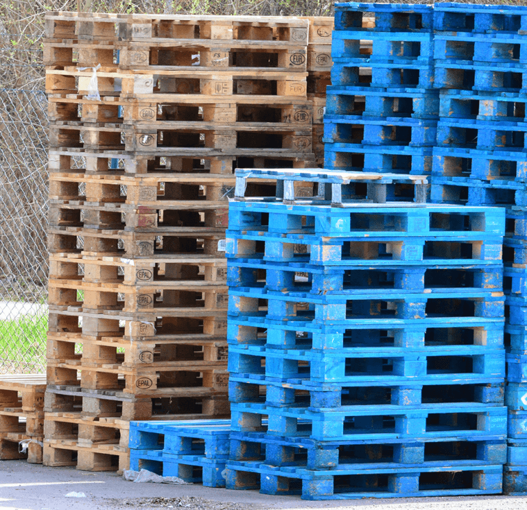 un lote de palets de madera